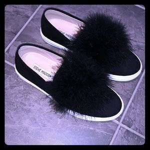 Steve Madden black slip ons with Pom 6.5